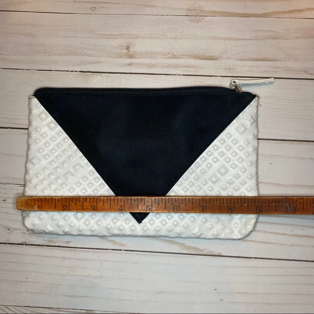 Modern Minimalist Black and White Geo Zip Vanity Makeup Travel Cosmetic Bag